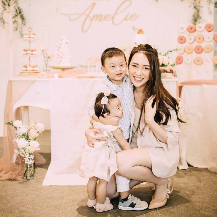 9 Potret Vania Larissa Asuh Kedua Anaknya, Tetap Cantik dan Kece Abis