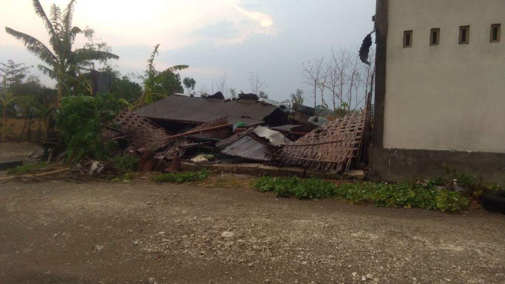 Rumah warga Bojonegoro rusak parah diterjang angin kencang. IDN Times/Istimewa
