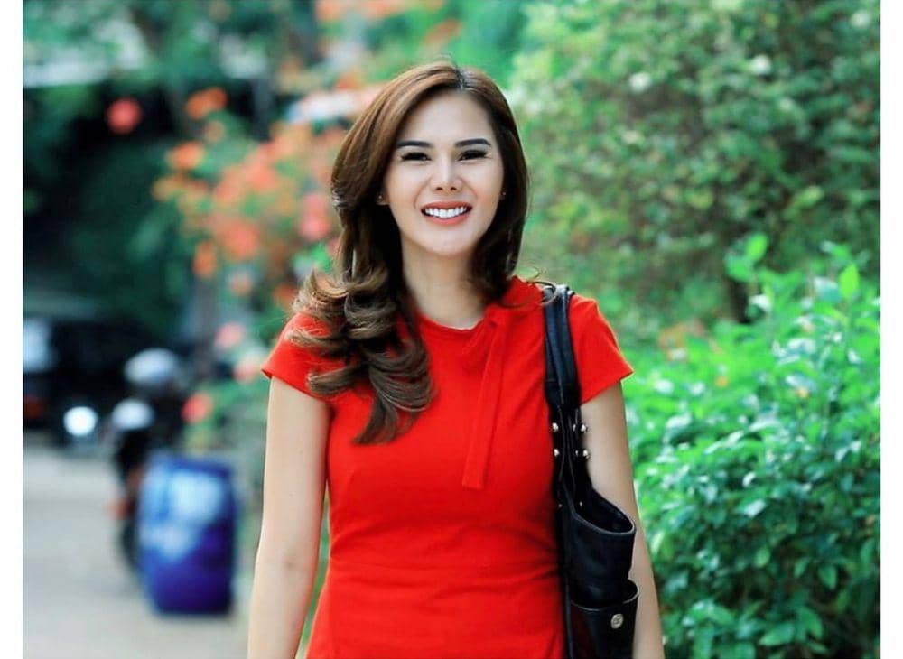 10 Potret Kece Puy Brahmantya Momong 3 Anak, Penyayang Ya!