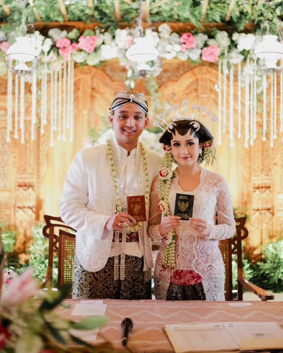 Resmi Menikah, 9 Potret Bahagia Pesinetron Anjani Dina & Suami