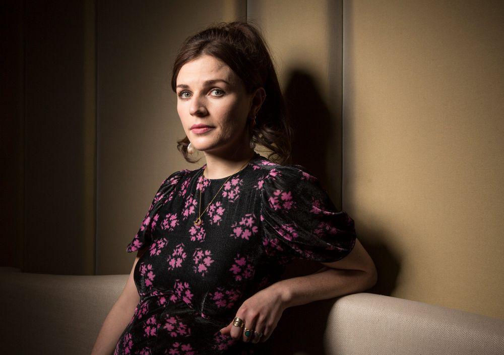 7 Potret Aisling Bea, Istri Paul Rudd di Serial 'Living with Yourself'