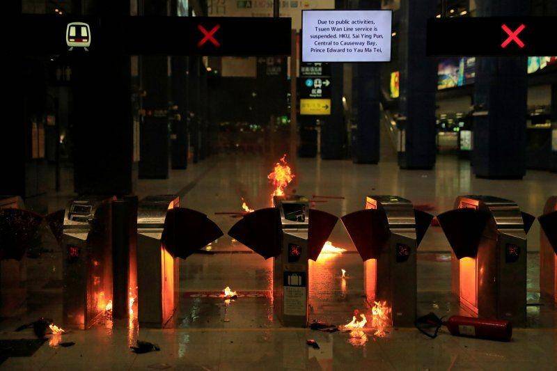 Api terlihat di Stasiun Tai Wai saat demonstrasi anti-pemerintahan pada Hari Nasional Tiongkok di Hong Kong pada 1 Oktober 2019. ANTARA FOTO/REUTERS/Jorge Silva/