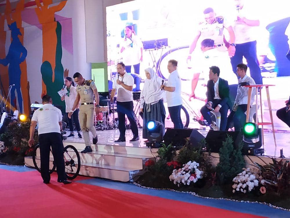 Seperti Jokowi, Ridwan Kamil Bagi-bagi Sepeda di Acara Sumpah Pemuda