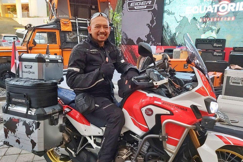 Jelajahi Garis Ekuator, JJ Polnaja Siap Menjahit Dunia dengan Bermotor