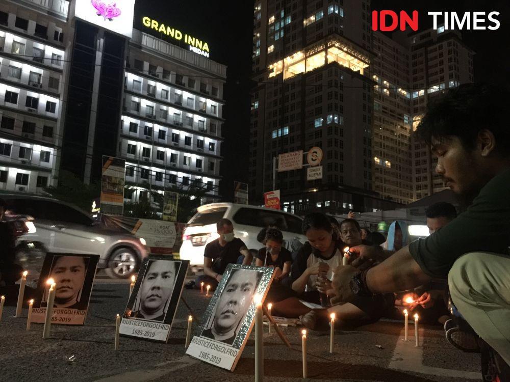 Lukisan Golfrid dipajang para aktivis HAM di Medan saat aksi refleksi Sumpah Pemuda di tugu Titik Nol Kota Medan, Senin (28/10) malam (IDN Times/Prayugo Utomo)(IDN Times/Prayugo Utomo)