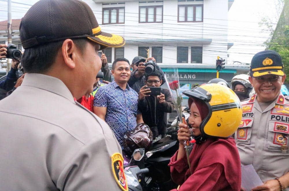 Gelar Operasi Zebra 2019, Polres Malang Kota Bagikan Bunga dan Helm