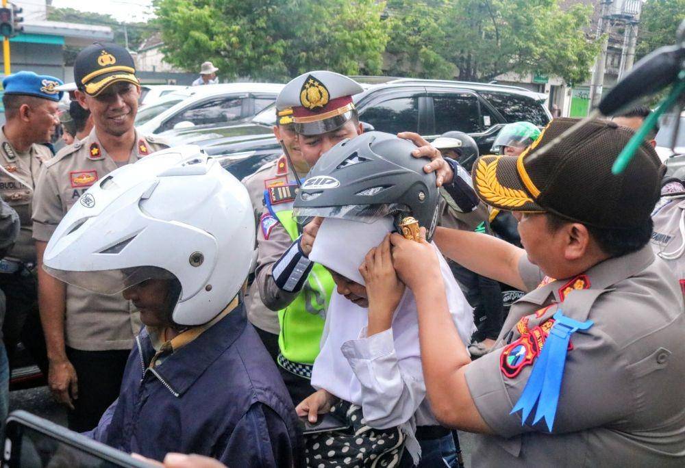 Ilustrasi. Kepolisian Malang Kota membagikan helm, bunga dan coklat kepada pengendara motor di kota Malang, Selasa (29/10/2019). IDN Times/ Alfi Ramadana