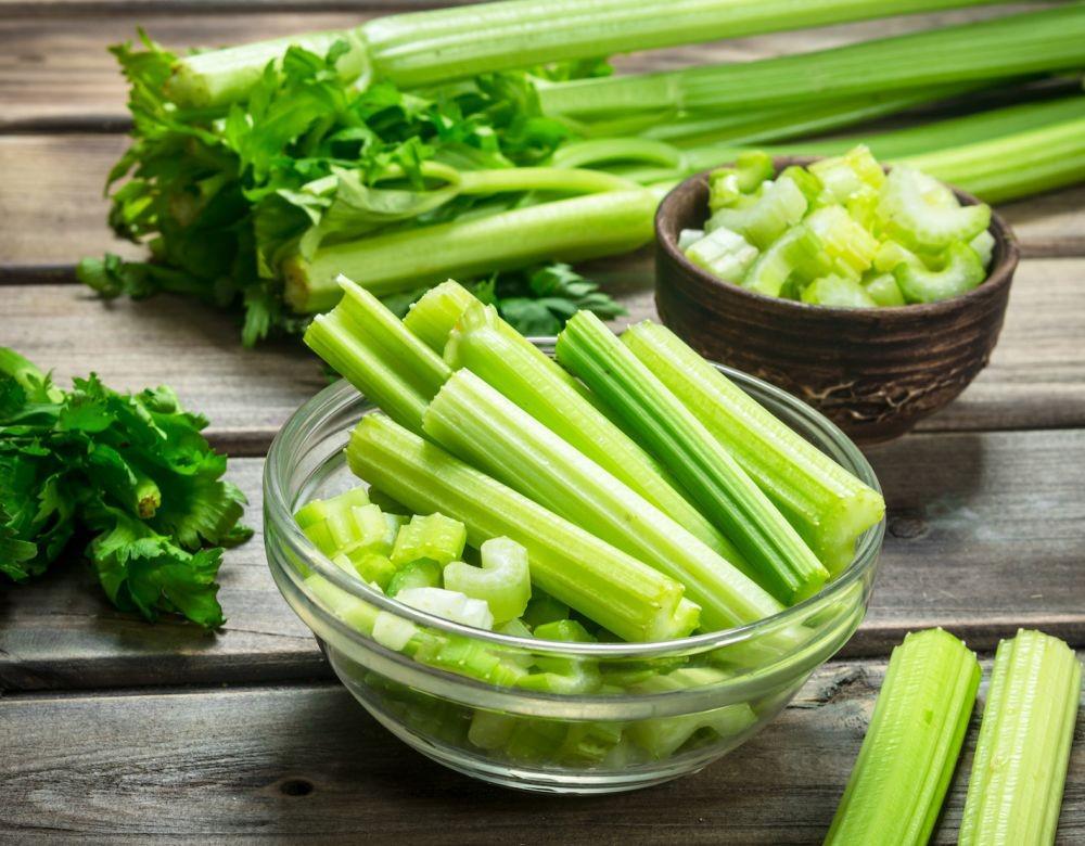 7 Manfaat Kesehatan Daun Seledri, Sering Dikira Cuma Hiasan!