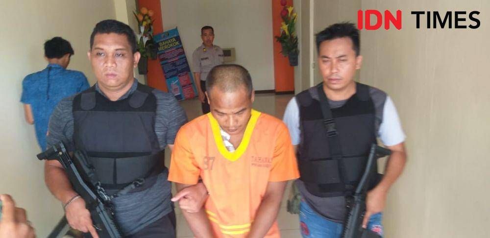 Tersangka kasus pencurian dengan pemberata digelandang petugas kepolisian di Mapolda Kaltim. IDN Times/Surya Aditya