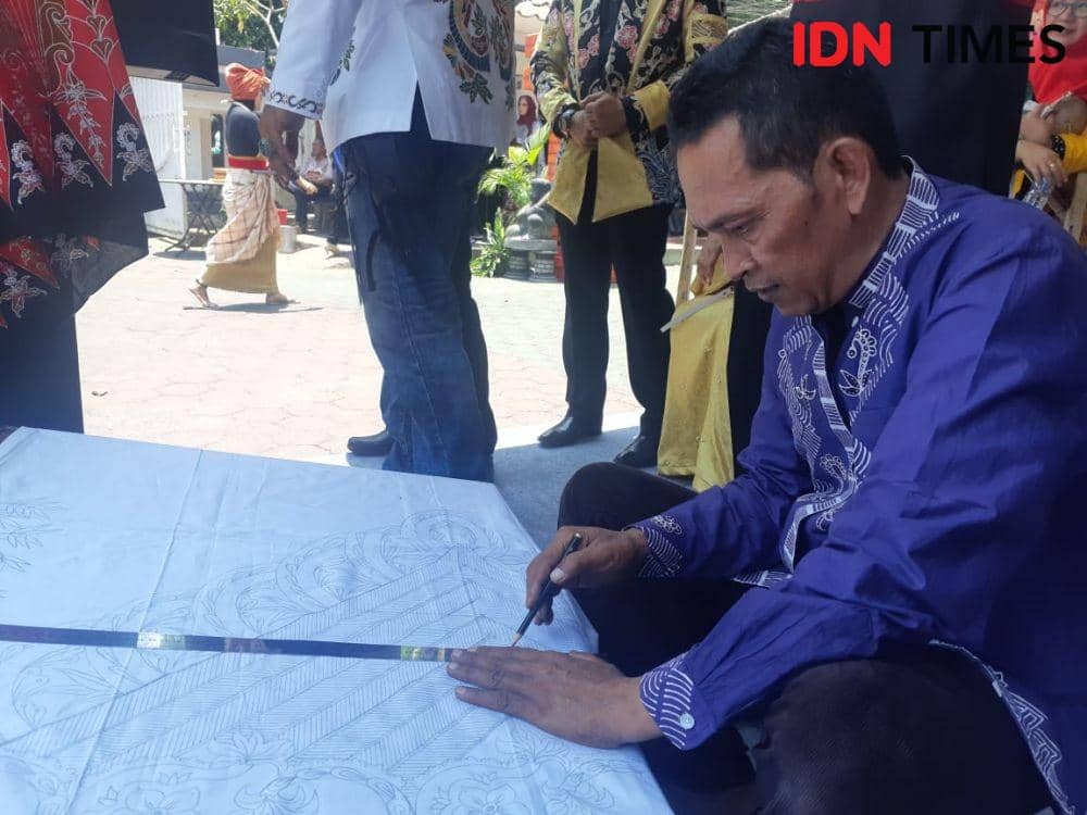 Desainer sekaligus Warga Binaan Lapas Klas 2A Banyuwangi, Suliyono (51) saat menggambar motif Batik Jeruji di Kemenkumham Kanwil Jatim, Selasa (29/10). IDN Times/Ardianysah Fajar.