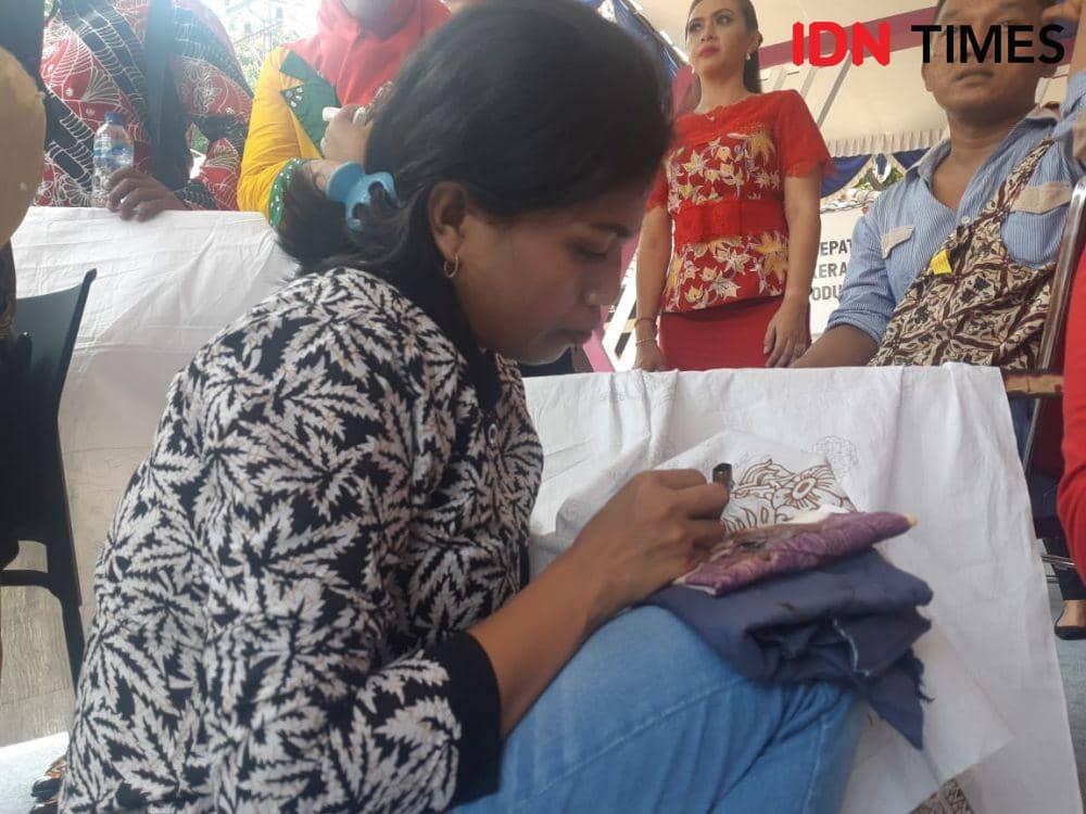 Warga Binaan Lapas Klas 2A Banyuwangi, Musyana (31) mencanting Batik Jeruji di Kemenkumham Kanwil Jatim, Selasa (29/10). IDN Times/Ardiansyah Fajar.