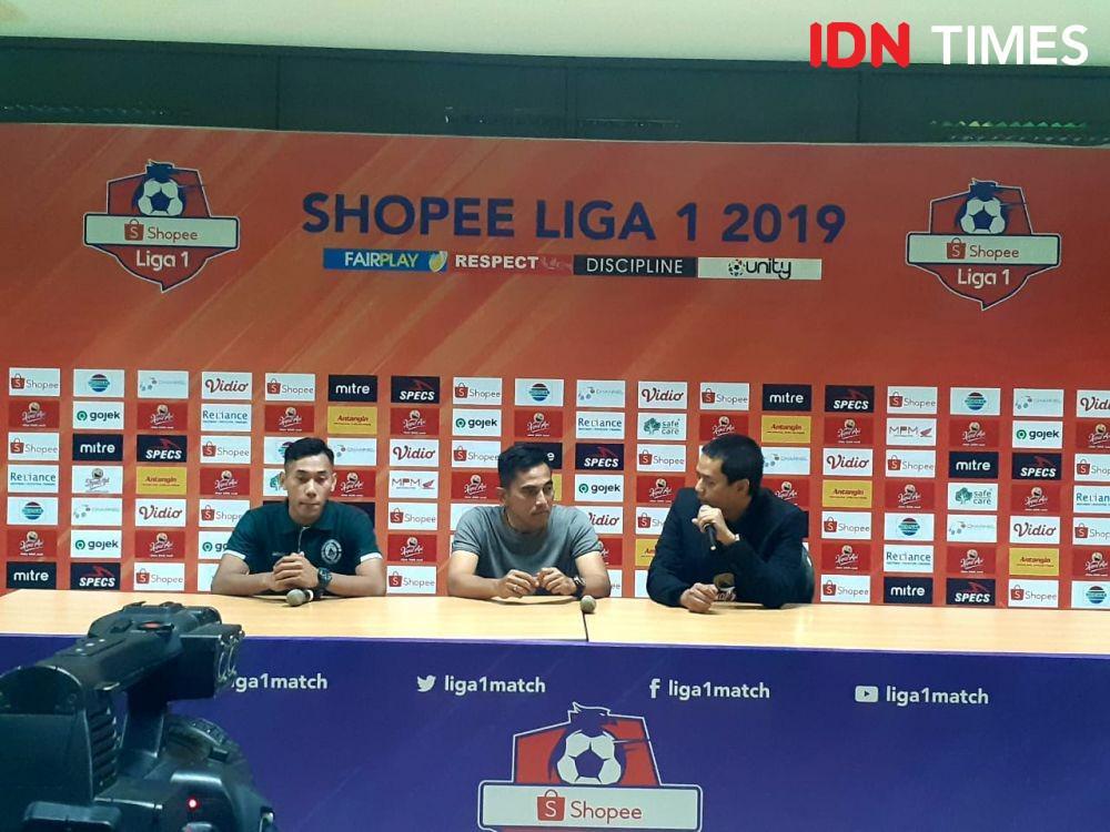 Dari kiri ke kanan: Bek PSS Gufron, Pelatih PSS Seto Nurdiantoro dan Direktur Media Persebaya Nanang Priyatno melakukan konferensi pers usai pertandingan Persebaya Vs PSS, Selasa (29/10). IDN Times/Ardiansyah Fajar