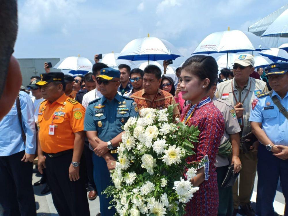 [FOTO] Isak Tangis Keluarga Korban Lion Air JT 610 Saat Tabur Bunga