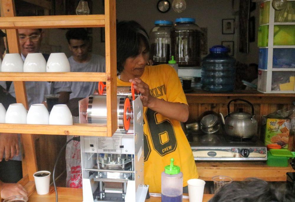 Wirastho saat melayani pembeli di kedai kopi miliknya, Rabu (30/10/2019). IDN Times/ Alfi Ramadana