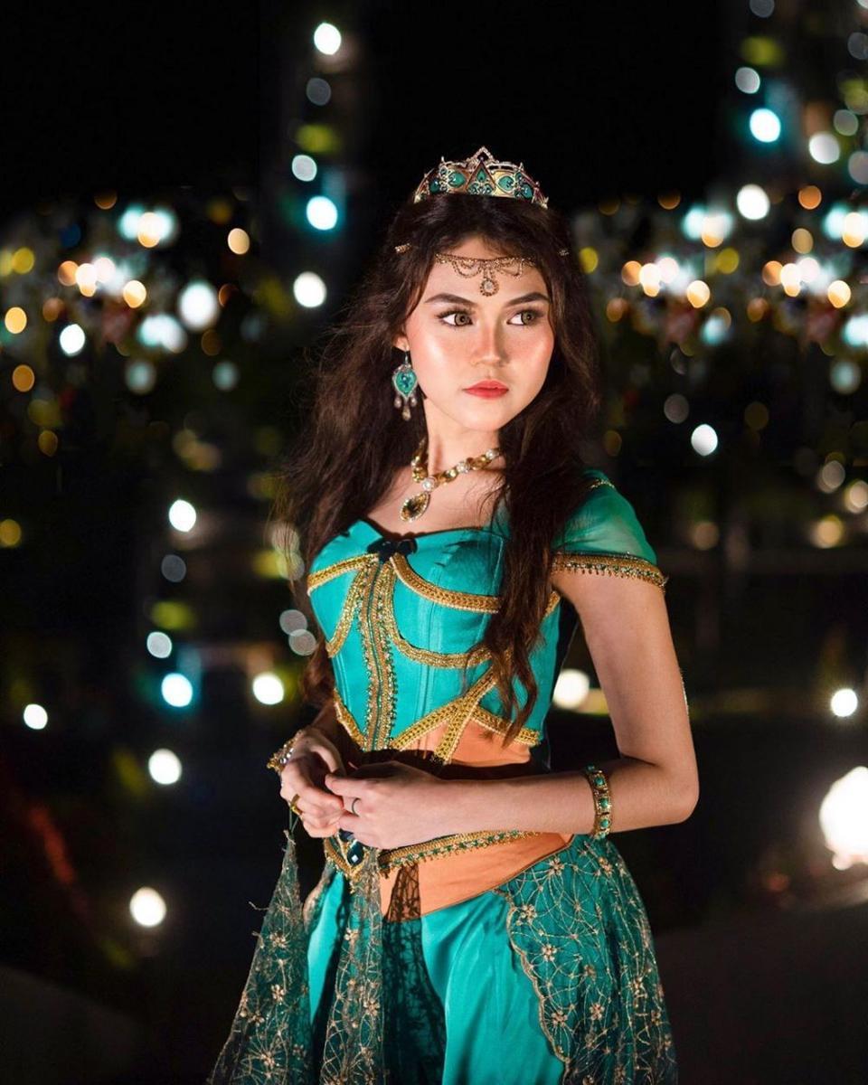 Berpenampilan ala Annabelle hingga Princess, Ini 10 Pesona Indrayani