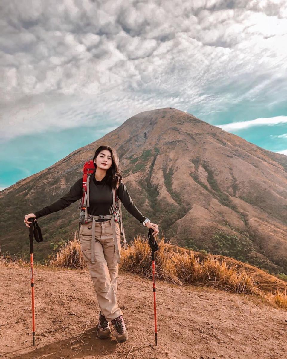 Hobi Travelling, 9 Potret Keren Debi Sagita Jelajah Alam Indonesia
