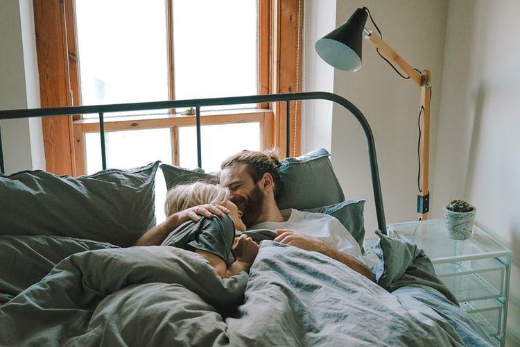 7 Alasan Mengapa Tidur dengan Orang yang Kamu Cintai Lebih Menyehatkan