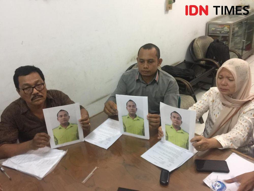 Dahlia terus menangis saat memegang foto Deni Irawan, menantunya yang ditangkap polisi tanpa pemberitahuan kepada pihak keluarga. (IDN Times/Prayugo Utomo)