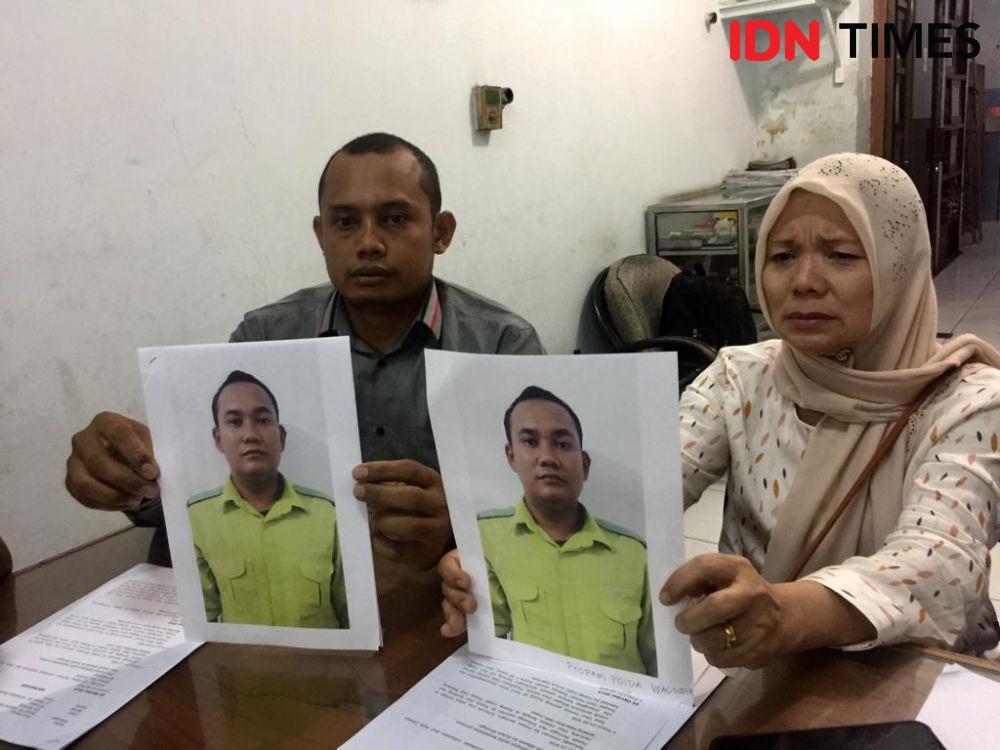 Dahlia terus menangis saat memegang foto Deni Irawan, menantunya yang ditangkap polisi tanpa pemberitahuan kepada pihak keluarga. (IDN Times/Prayugo Utomo)