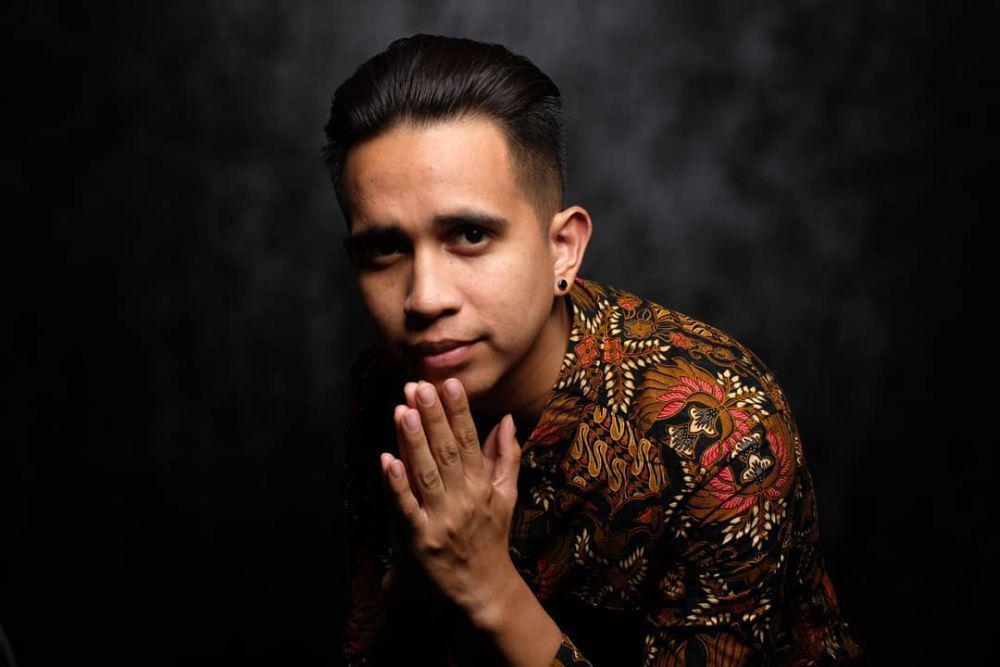 Pakai Batik Setiap Hari, 11 Potret Keren dan Gagah  Andovi da Lopez