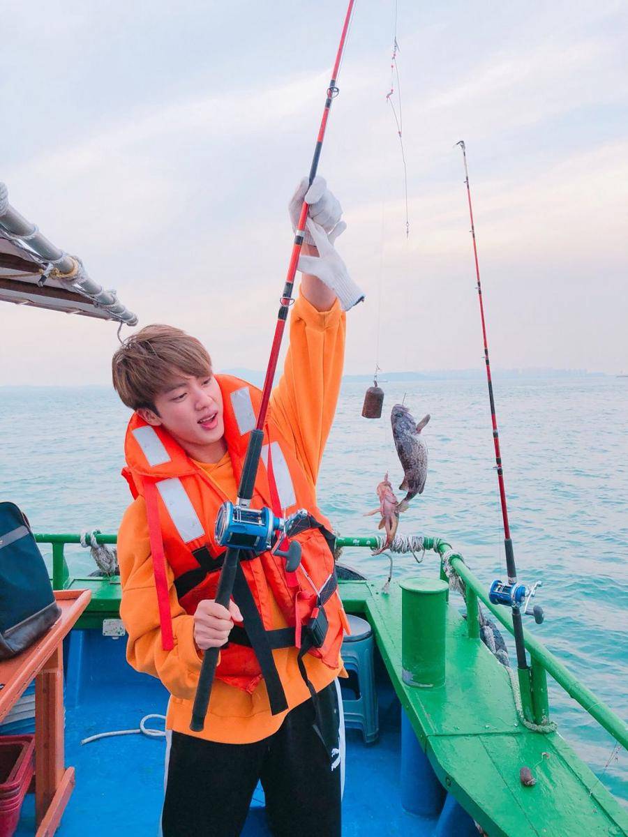 twitter.com/BTS_twt