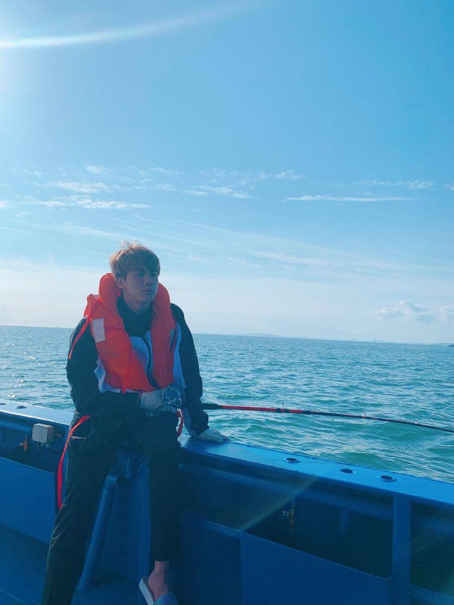 twitter.com/BTS_twt
