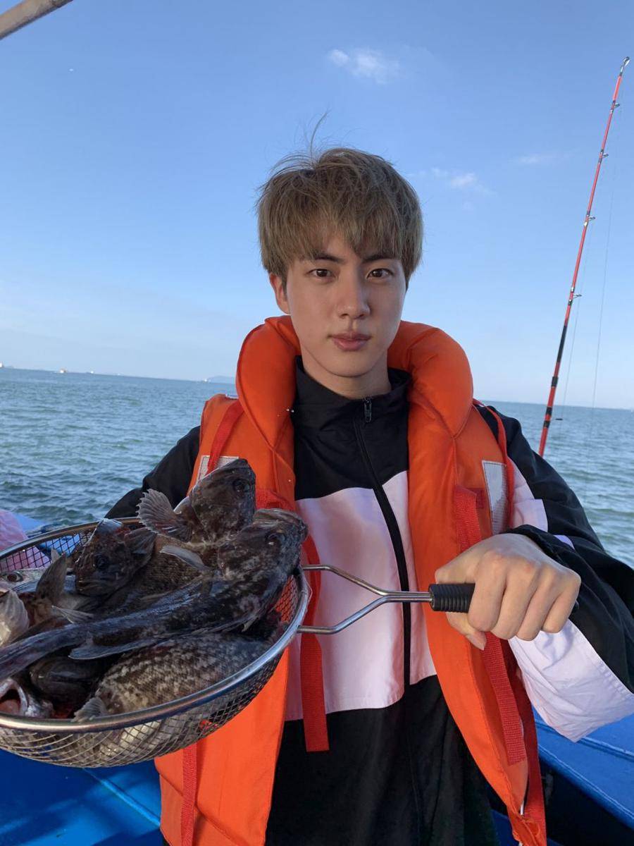 twitter.com/BTS_twt