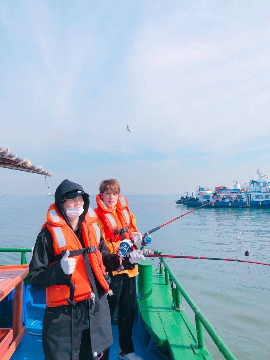 twitter.com/BTS_twt