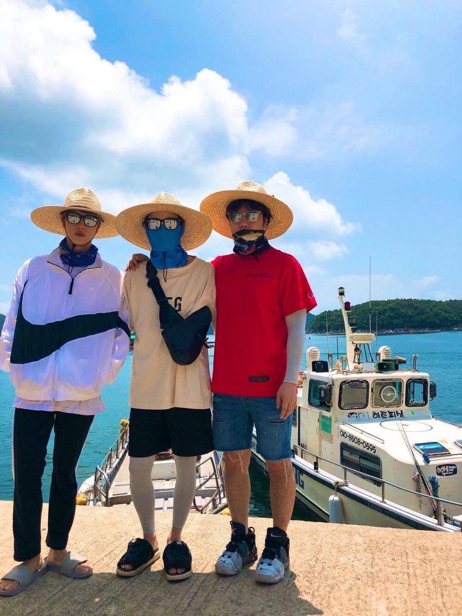 twitter.com/BTS_twt