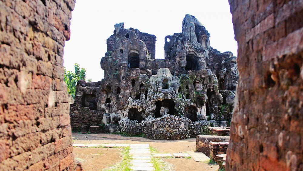 Menjelajah Goa Sunyaragi Cirebon, Tumpukan Batu Karang yang Artistik