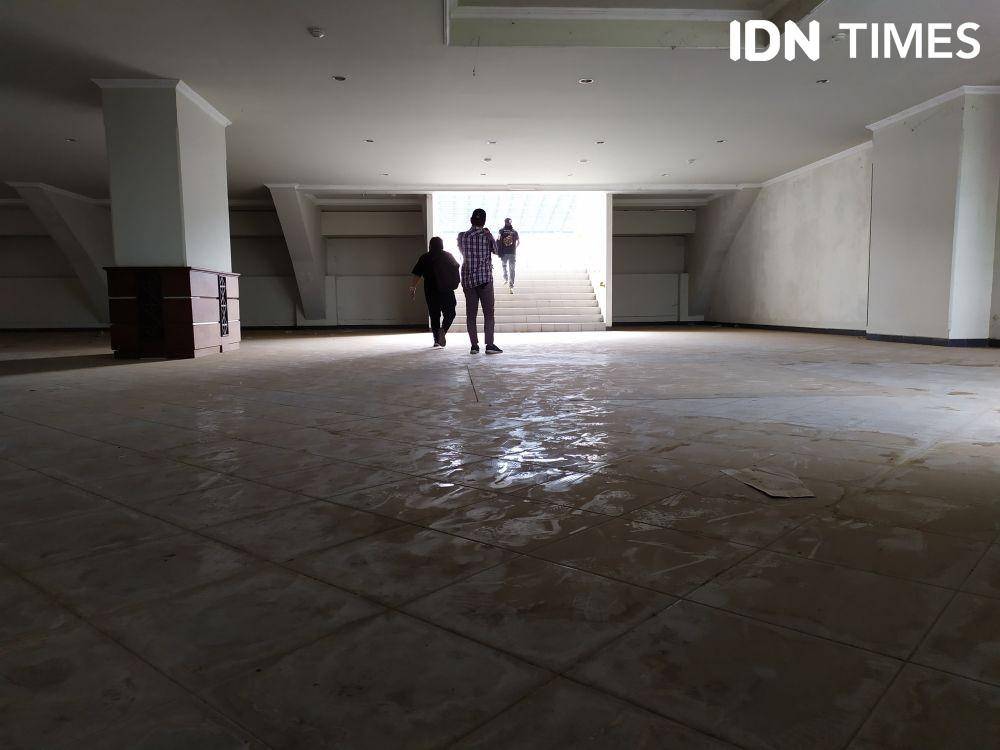 Debu merajalela di bagian gedung  dalam stadion (IDN Times/Yuda Almerio)