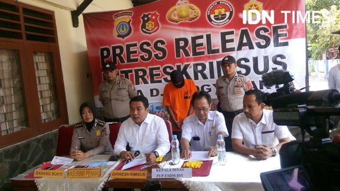 Ditresrimsus Polda DIY, Komisaris Besar Polisi Y. Tony Surya Saputra mengadakan konferensi pers di Kantor BP3 ESDM DIY, Rabu, (30/10). IDN Times/Pito Agustin Rudiana