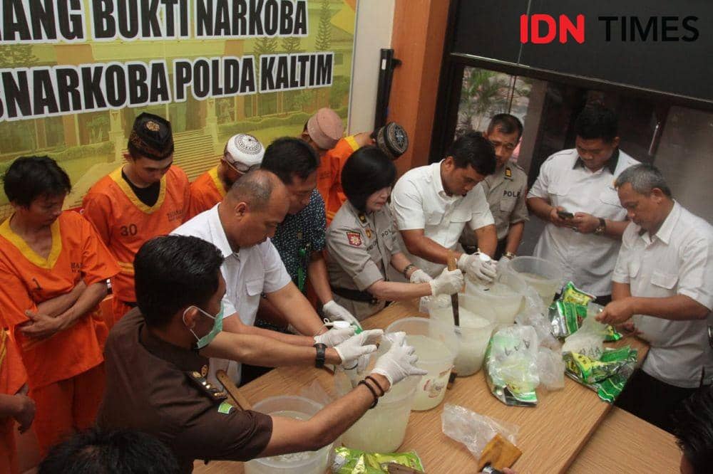 Jajaran Dit Resnarkoba Polda Kaltim bersama Kejari Balikpapan memusnahkan barang bukti sabu-sabu di Mapolda Kaltim, Rabu (30/10) siang. IDN Times/Surya Aditya