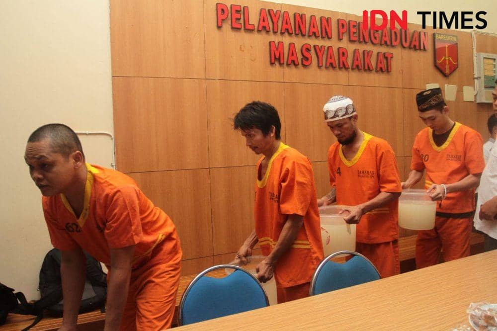 Para tersangka membawa ember berisikan sabu-sabu yang telah dilarutkan untuk dibuang ke toilet. IDN Times/Surya Aditya