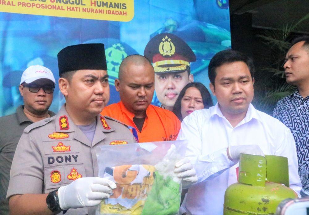 Pelaku penganiayaan balita (rompi oranye) saat dirilis di Mapolres Malang Kota, Jumat (1/11). IDN Times/ Alfi Ramadana