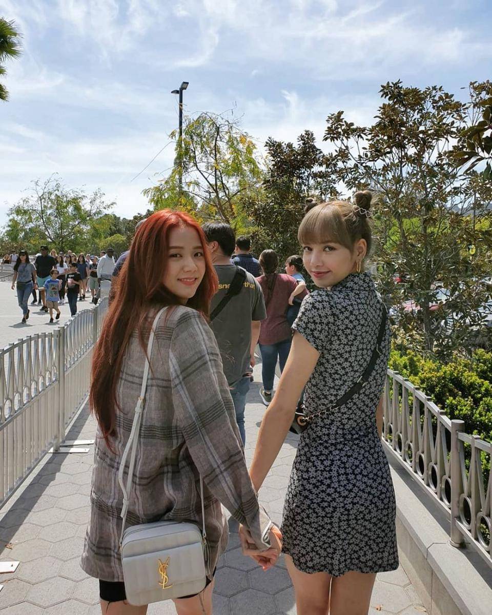 instagram.com/LISA