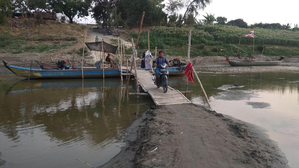 Warga melintas di sungai Bengawan Solo yang mengering. IDN Times/Imron