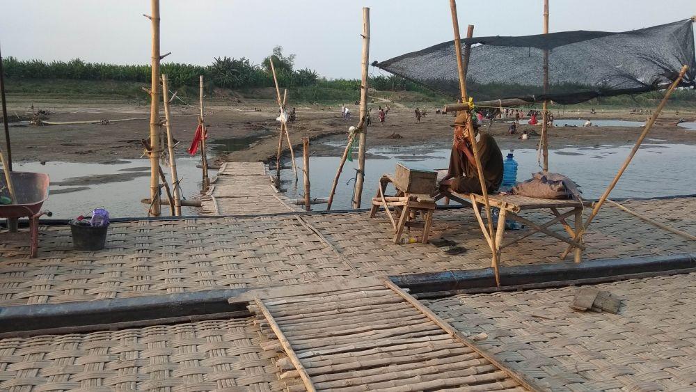 Sungai Bengawan Solo mengering, tiga perahu milik Tari terpaksa tidak difungsikan. IDN Times/Imron