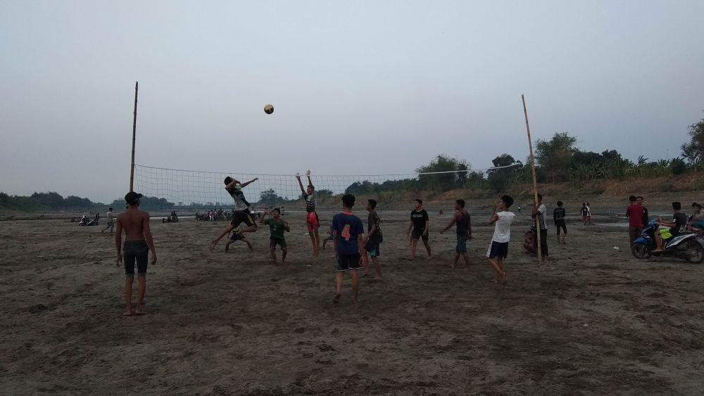 Warga memanfaatkan sungai Bengawan Solo yang mengering sebagai tempat bermain bola voli. IDN Times/Imron