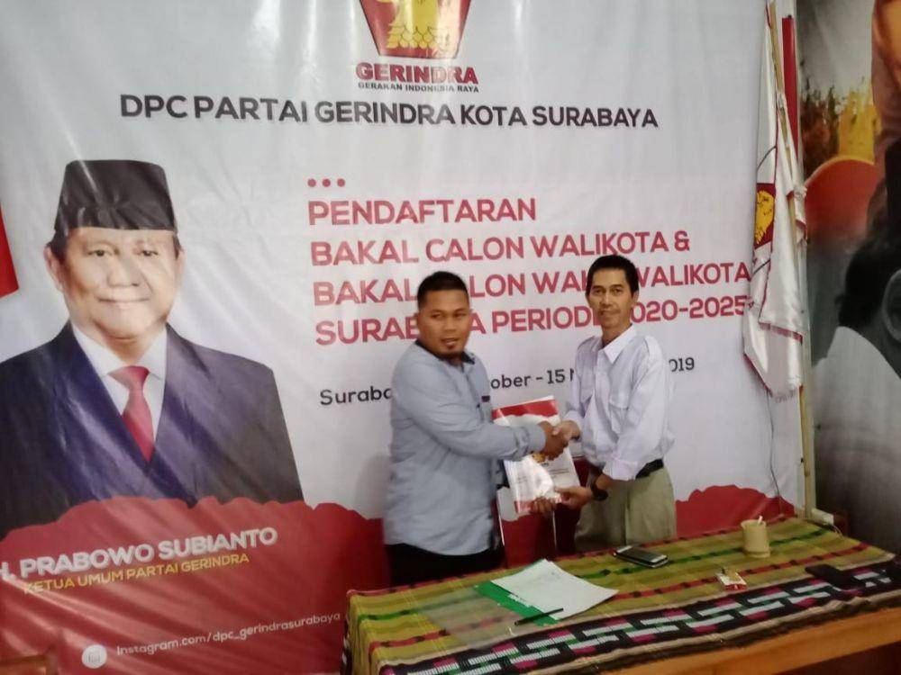 Hariyadi Nugroho (kanan) saat mendaftarkan Ahmad Dhani jadi Bacawali di DPC Gerindra. IDN Times/Dok. Istimewa.