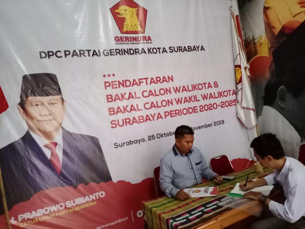 Hariyadi Nugroho (kanan) saat mendaftarkan Ahmad Dhani jadi Bacawali di DPC Gerindra. IDN Times/Dok. Istimewa.