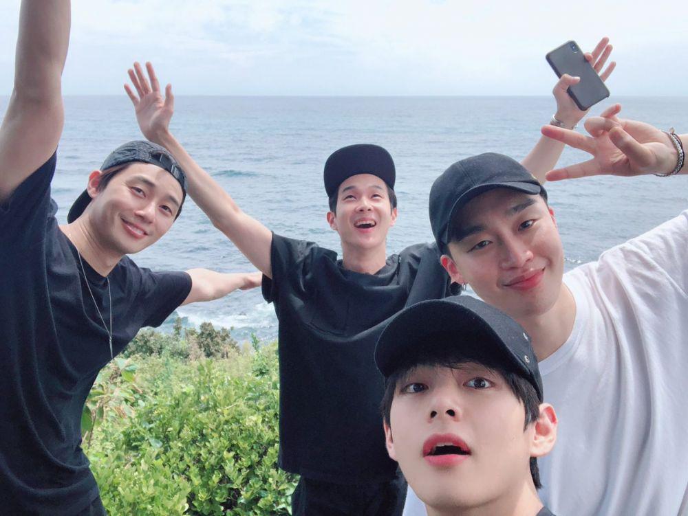 twitter.com/BTS_twt