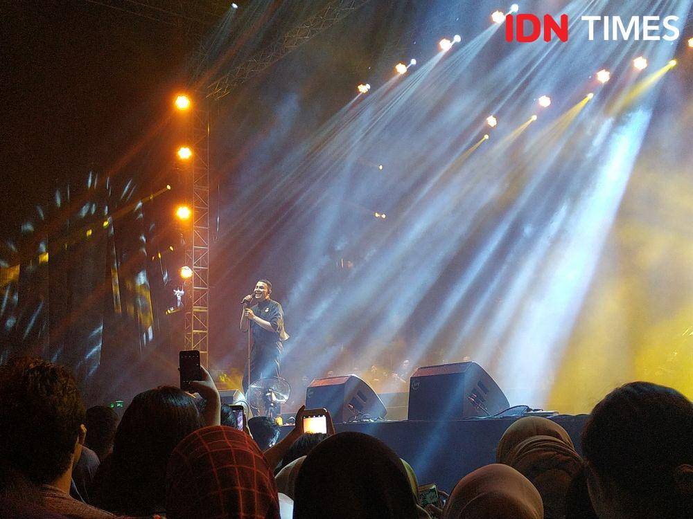 Tulus menutup konser Festival Sewindu Tulus dengan lagu "Sewindu"  di Istora Senayan, Jakarta, pada 1 Oktober 2019. IDN Times/Erfah Nanda