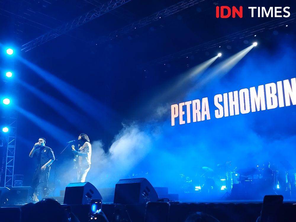 Aksi duet Tulus dengan Petra Sihombing saat Festival Sewindu Tulus di Istora Senayan, Jakarta, pada 1 Oktober 2019. IDN Times/Erfah Nanda
