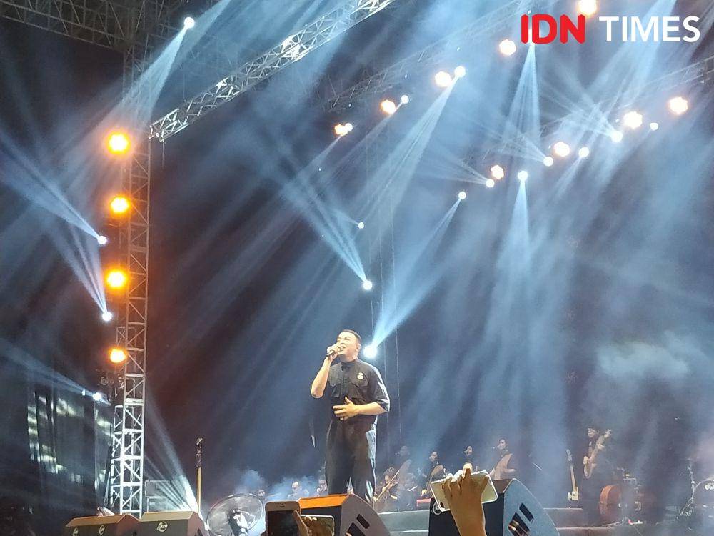 Tulus mengiyakan request lagu dari Teman Tulus, yakni "Bunga Tidur", saat Festival Sewindu Tulus,  di Istora Senayan, Jakarta, pada 1 Oktober 2019. IDN Times/Erfah Nanda