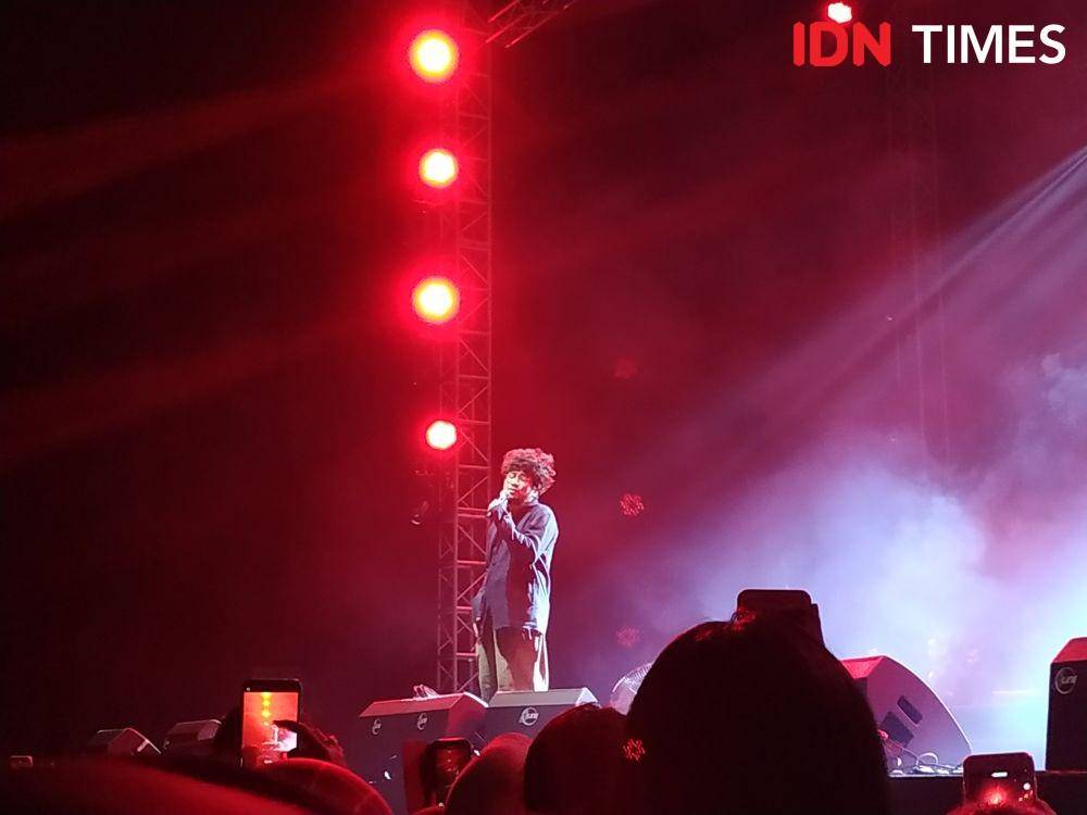 Penampilan Kunto Aji sebagai penyanyi pembuka Festival Sewindu Tulus, di Istora Senayan, Jakarta, pada 1 November 2019. IDN Times/Erfah Nanda
