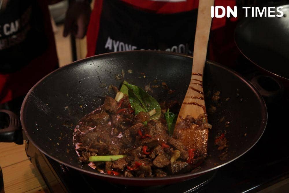 Keseruan acara "Suami Sejati Masak" di Surabaya. IDN Times/Naufal Al Rahman