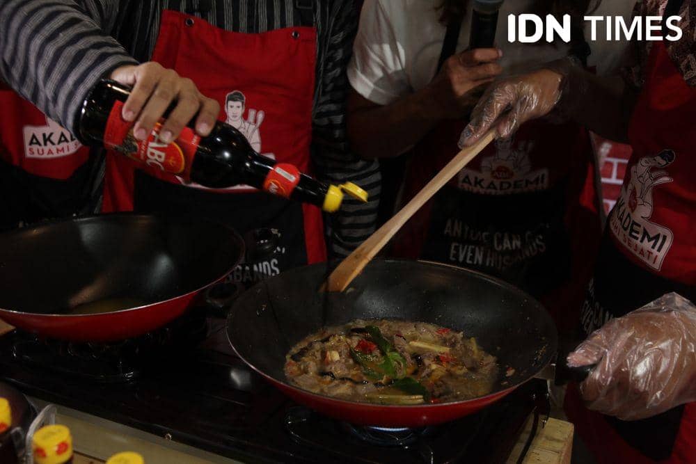 Keseruan acara "Suami Sejati Masak" di Surabaya. IDN Times/Naufal Al Rahman
