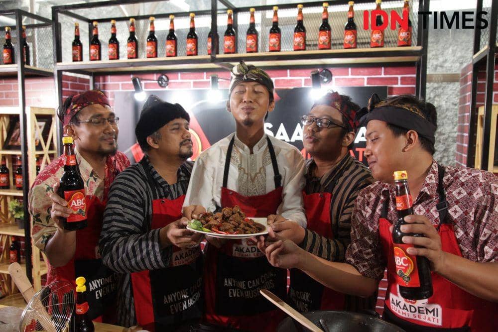 Keseruan acara "Suami Sejati Masak" di Surabaya. IDN Times/Naufal Al Rahman