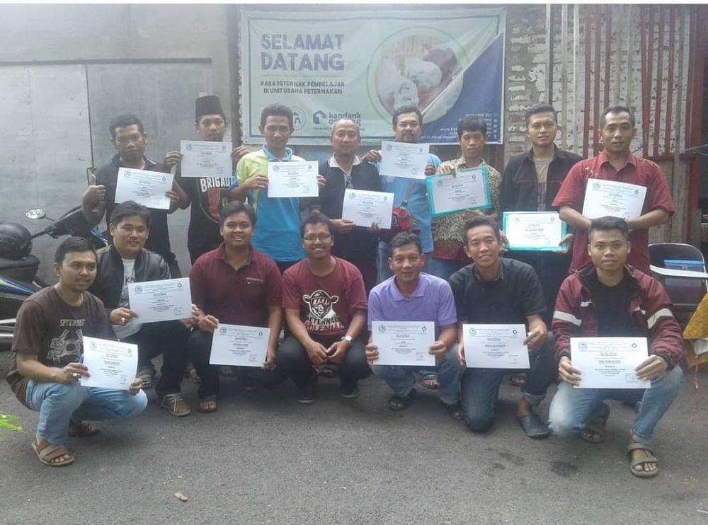 Khoiri (tengah - bawah) bersama peserta pelatihan beternak yang diadakan 'Kandank Oewang'. Dok.IDN Times/Instagram Kandank.Oewang